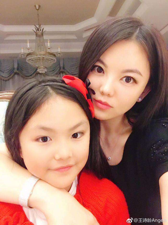 王岳伦 王岳伦和女儿久违同框，12岁王诗龄打扮时髦贵气，身高快赶上爸爸