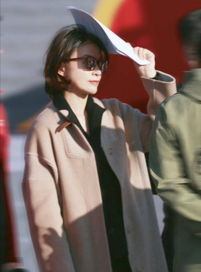 模板 董卿堪称40岁女性穿搭模板,西装叠穿大衣优雅不失干练,值得借鉴