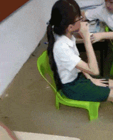 搞笑gif段子:同学们,聚众泡脚可不行哦_弟弟