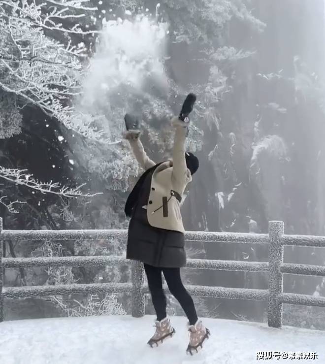 刘嘉玲在黄山雪地里跳舞，捧着雪抛向空中，开心得像个孩子