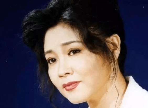 苏红先是懵了几秒钟,随后便火速赶往医院,他说道"老婆,快来医院,爸
