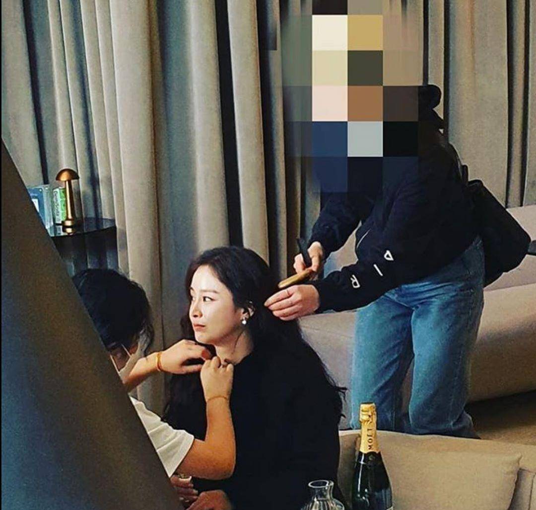 都市女郎 40岁金泰熙近照美到爆!手握蛋糕嘟嘴少女感爆棚,身材优越出众