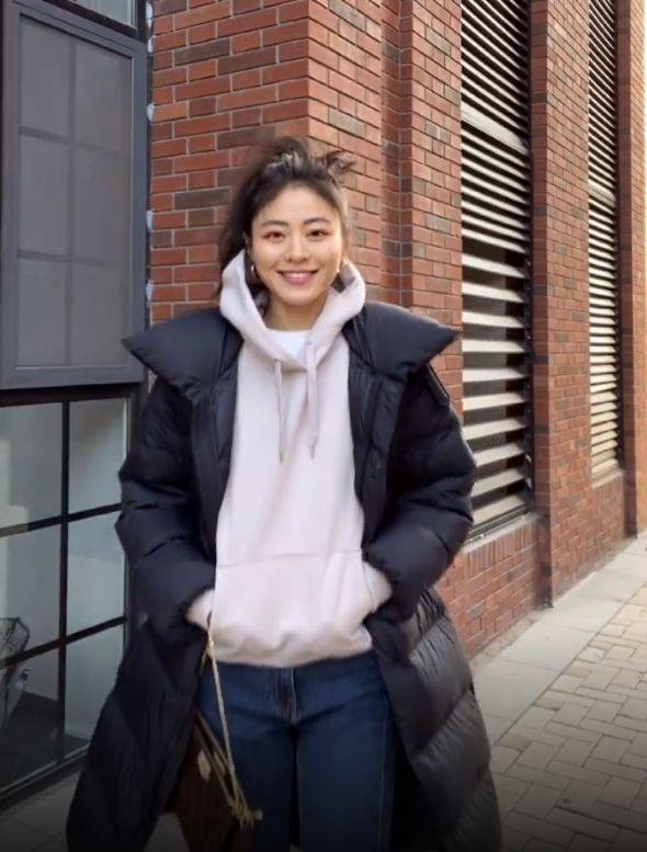 颜色 谁说黑色羽绒服老土？35岁博主连搭7套时髦显气质，每套都想照搬