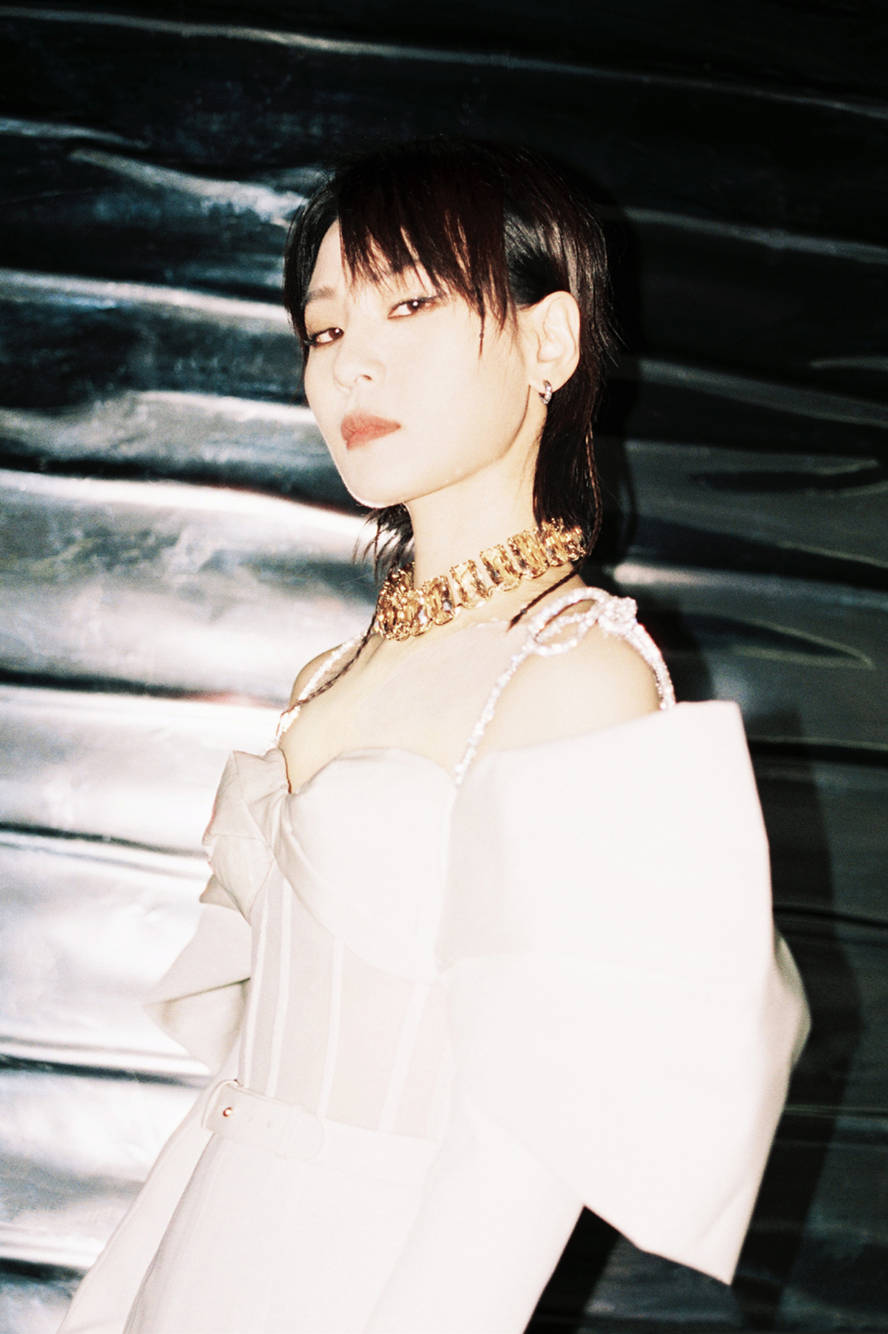 整体 周笔畅又玩新花样,两身抹胸搭配设计感拉满,造型好似冰火两重天