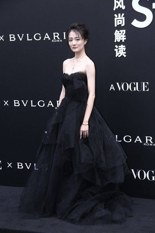 设计 徐璐这一次真的穿对了，纯白色羽毛礼裙超惊艳，展露完美身材