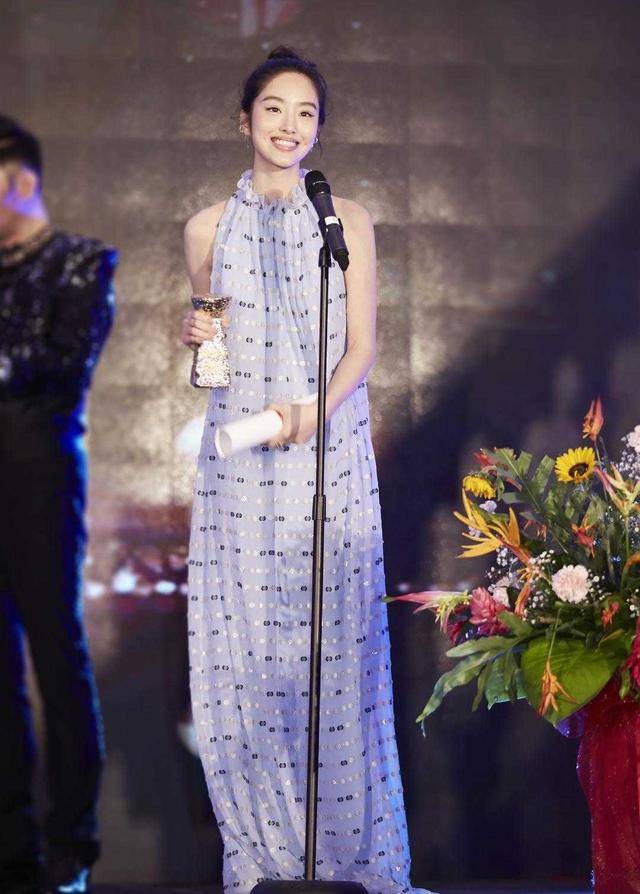 黑色 杨采钰真是好一朵“人间富贵花”，蓝色连衣裙优雅温婉，明媚大气