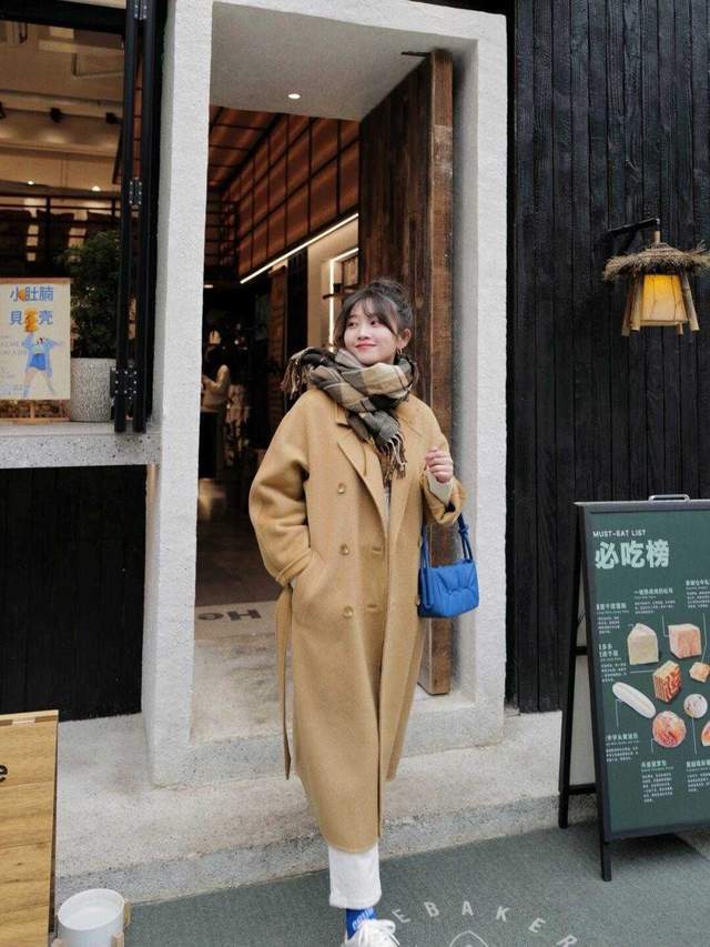 大衣 又降温了！冬天大衣别老配打底裤，换种方式更保暖时髦，漂亮大气