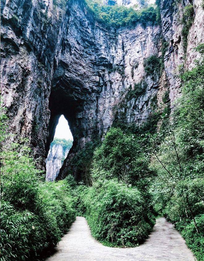 通天塔是仙女山公园的最高峰,海拔2033米.