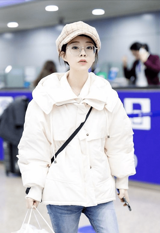 冯提莫为了美也是拼了冬天穿棉服配破洞裤一点不怕冷