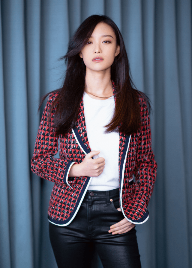 设计 倪妮的高级感真是与生俱来，一袭亮片连衣裙性感妩媚，高级精致