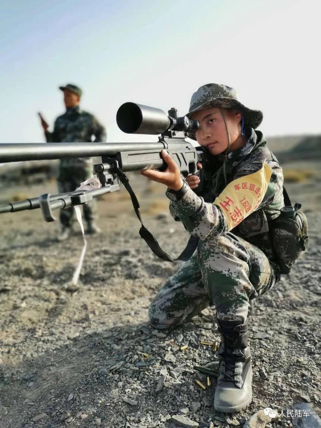 与其他兄弟单位女兵汇合后,百名狙击手便开始了一波又一波的角逐.