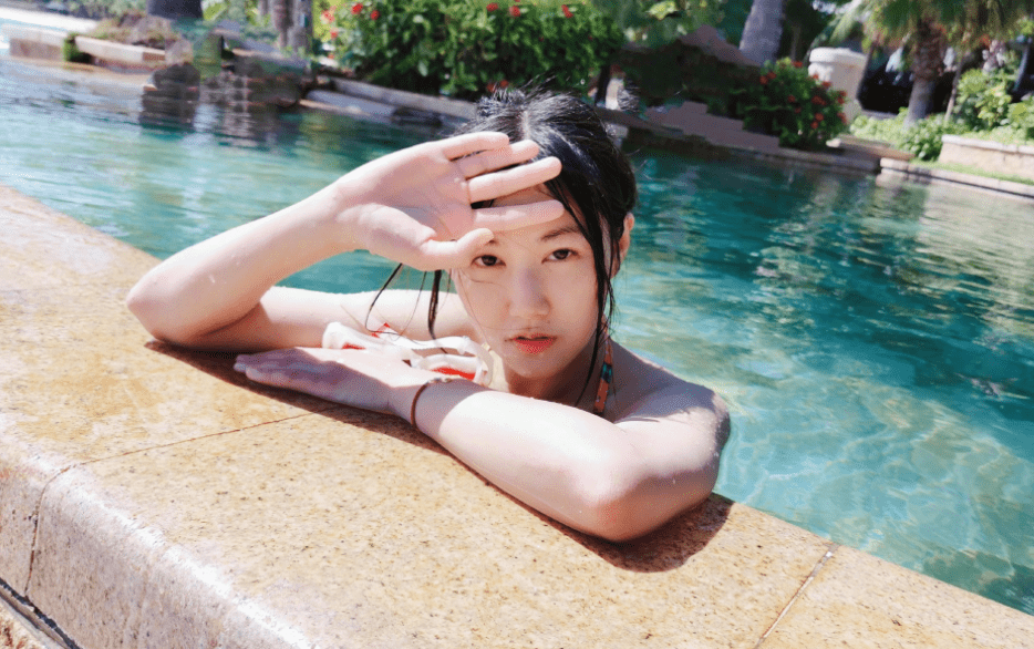 原创小苍重回lol解说台粉色短裙御姐范十足lpl老观众不老女神