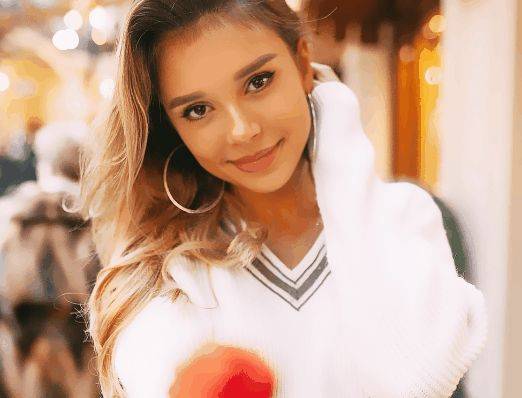 服装 林心如为新剧做宣传，搭配质感金属裙好酷，红唇卷发气质好