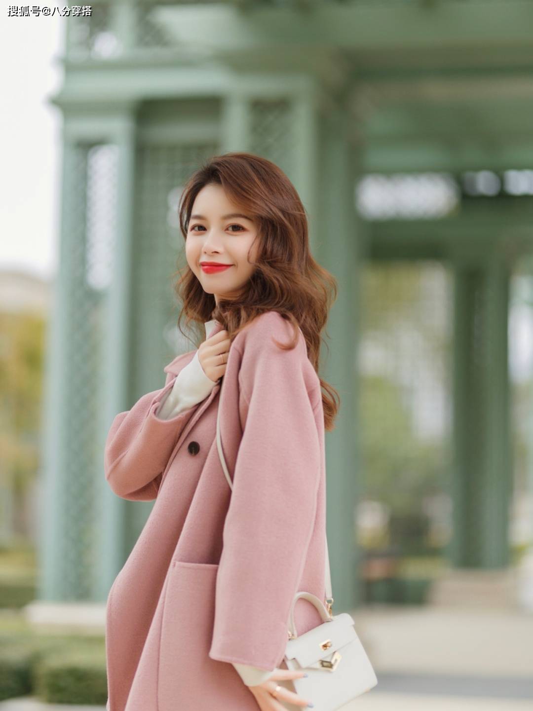 黑色 冬天穿大衣最好选这几个颜色，温柔显白不挑人，黑黄皮也能驾驭