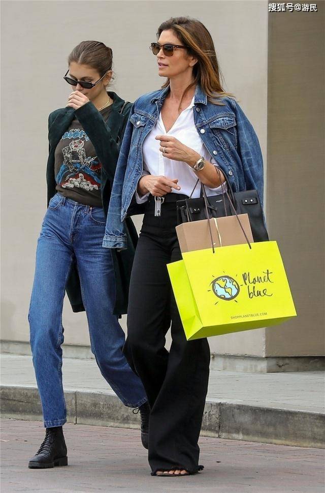 原创辛迪克劳馥罕见与女儿同框18岁女儿基础穿搭太有范长腿不输妈