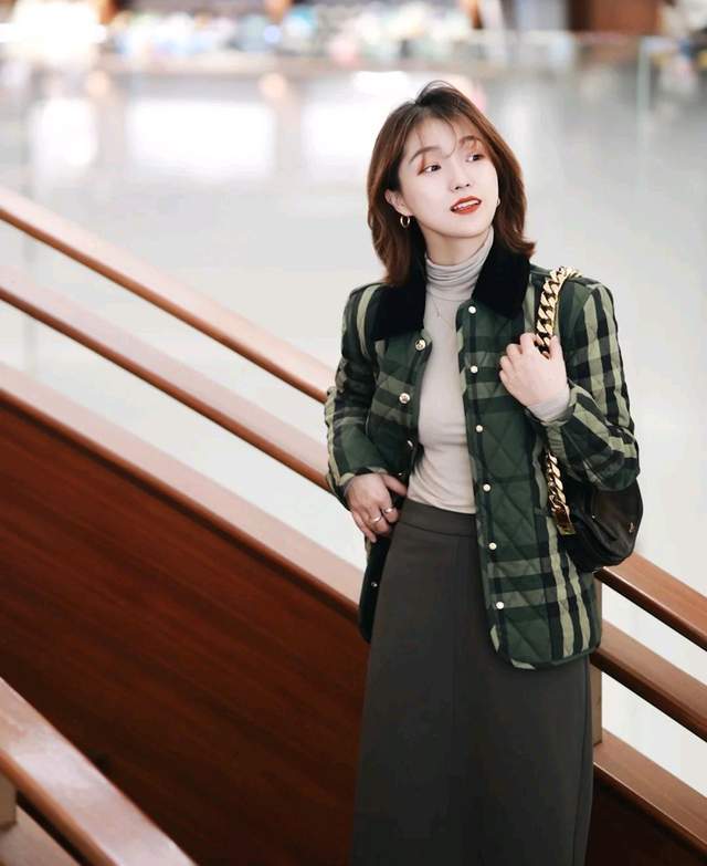 细节 冬天穿衣不要太繁杂，注重穿搭细节，轻松摆脱路人感