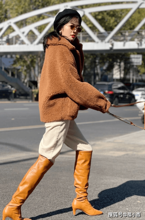 棕色 长筒靴不好搭配？那是你没遇到这4件上衣，这样穿上气场全开