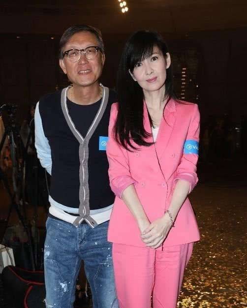 感觉周慧敏合影不怕露皱纹，大方出镜接受衰老的容颜，真实一点不装！