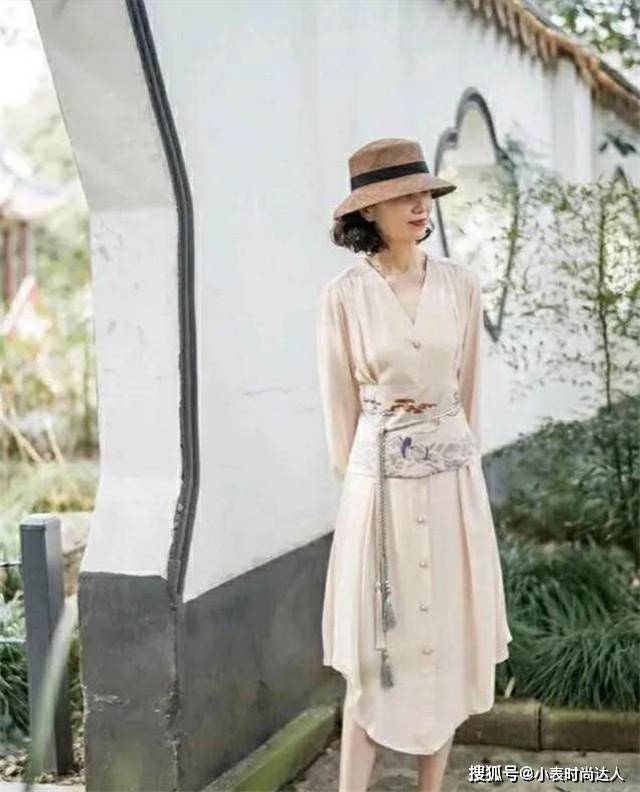 衬衣 女人过了50岁少穿T恤短裤，瞧三木妈妈这样来穿，优雅知性又时髦