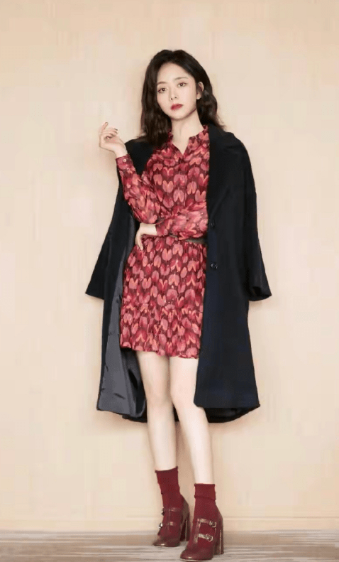 材质 穿大衣别总配裤子,今年流行“大衣+这4条裙子”,时髦洋气又保暖