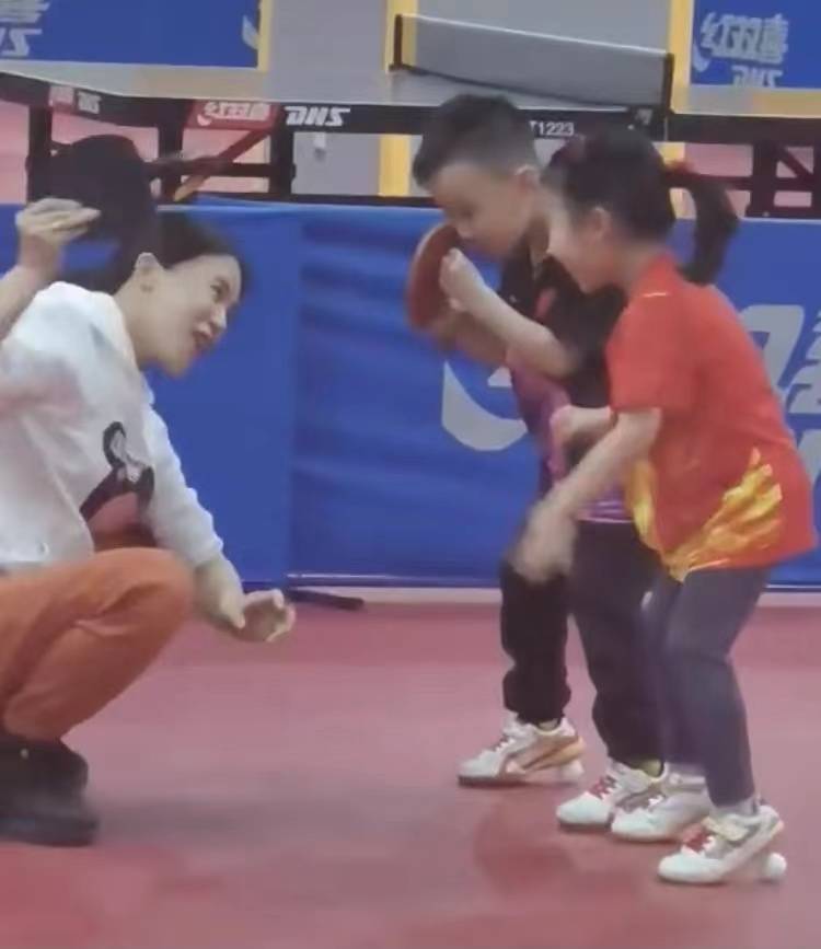 双腿|王楠安排女儿悬空踩球，双腿跪地教导孩子，严格督促：不许偷懒！