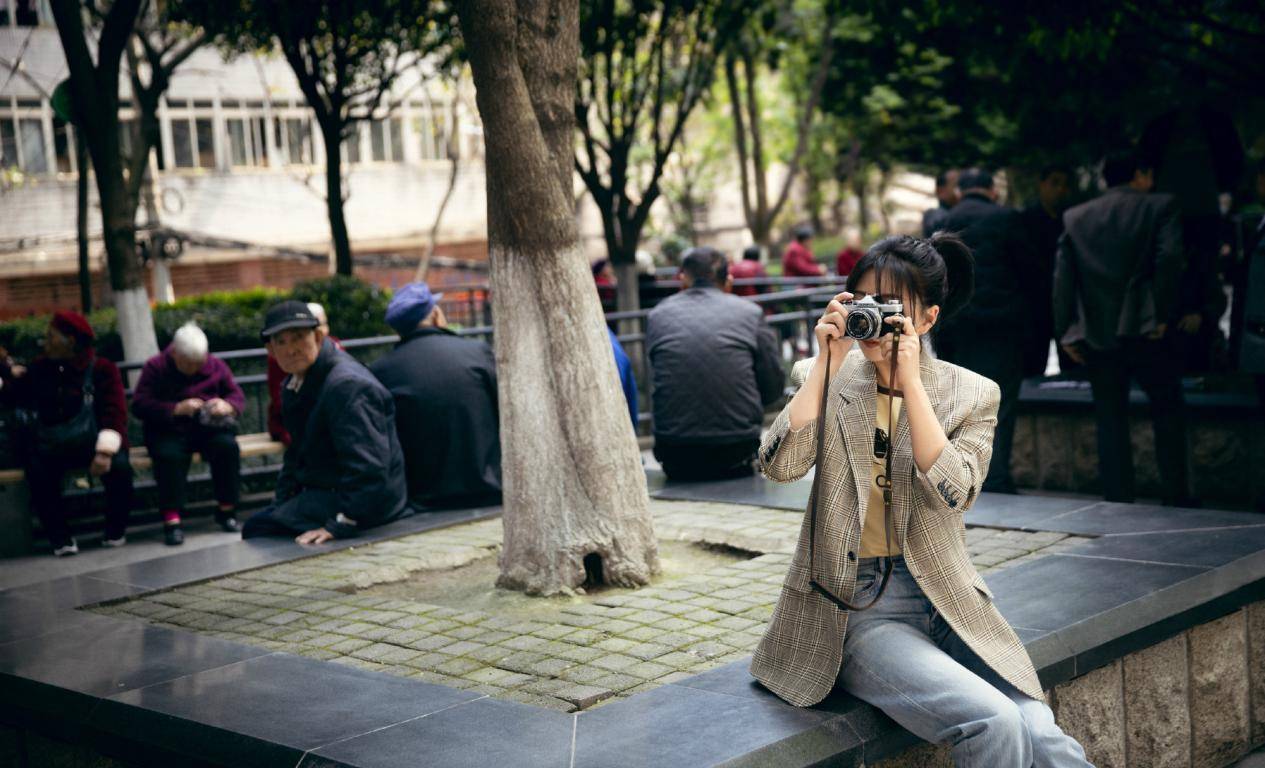 身材 殷桃拍戏花絮，片场穿针织衫牛仔裤演啥像啥，老戏骨还是少女身材