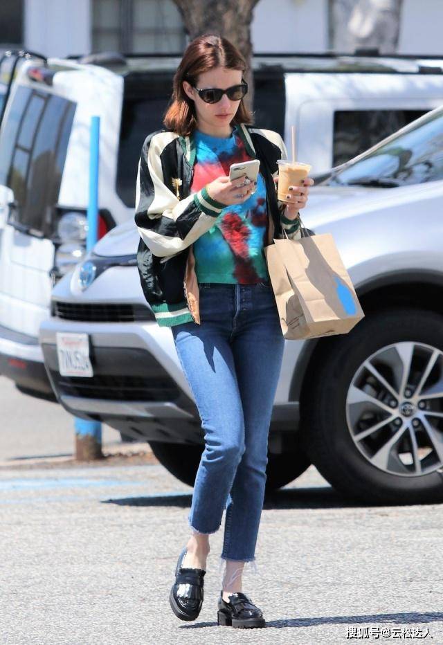 原创28岁艾玛罗伯茨穿扎染t恤搭牛仔裤太惊艳157cm轻松穿出超强气场