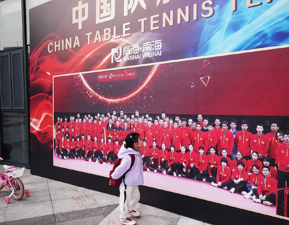 双腿|王楠安排女儿悬空踩球，双腿跪地教导孩子，严格督促：不许偷懒！