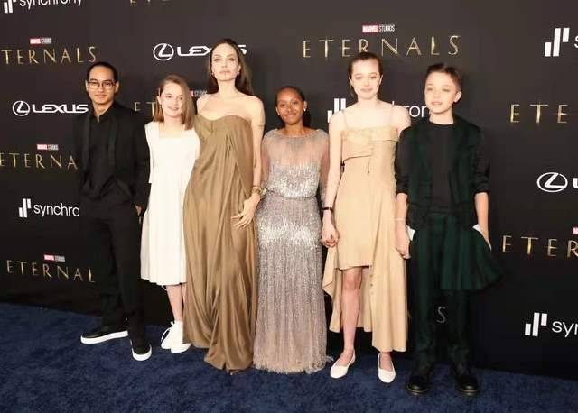 文化 皮特大闺女希洛惊艳红毯,穿印花礼服挺美,脸型就是“复合体”