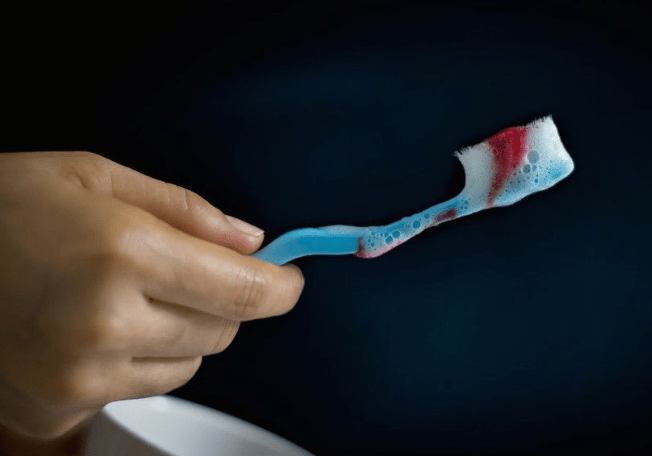 人体|每天熬夜玩手机？早起若出现4大“变异”,说明肝脏出大问题了