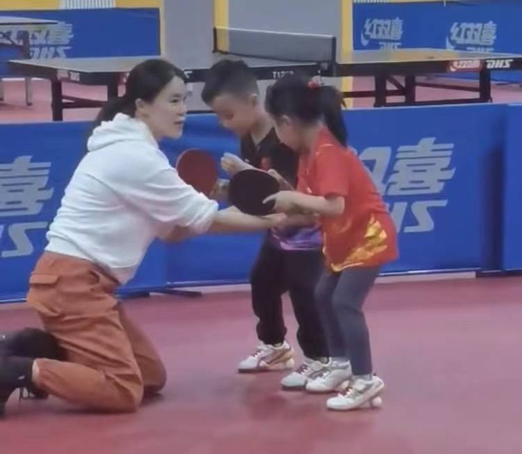 双腿|王楠安排女儿悬空踩球，双腿跪地教导孩子，严格督促：不许偷懒！