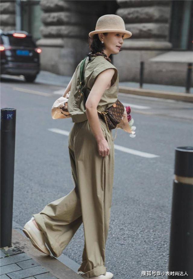 衬衣 女人过了50岁少穿T恤短裤,瞧三木妈妈这样来穿,优雅知性又时髦