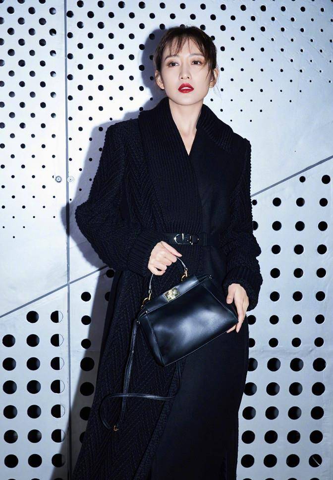 黑色 王鸥新发型堪比“换脸”,剪空气刘海穿黑大衣变软妹,形象大变样