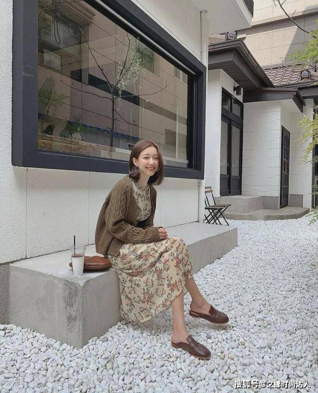 脚踝 清新的碎花连衣裙搭配栗色毛衣开衫,表达出深秋的浪漫