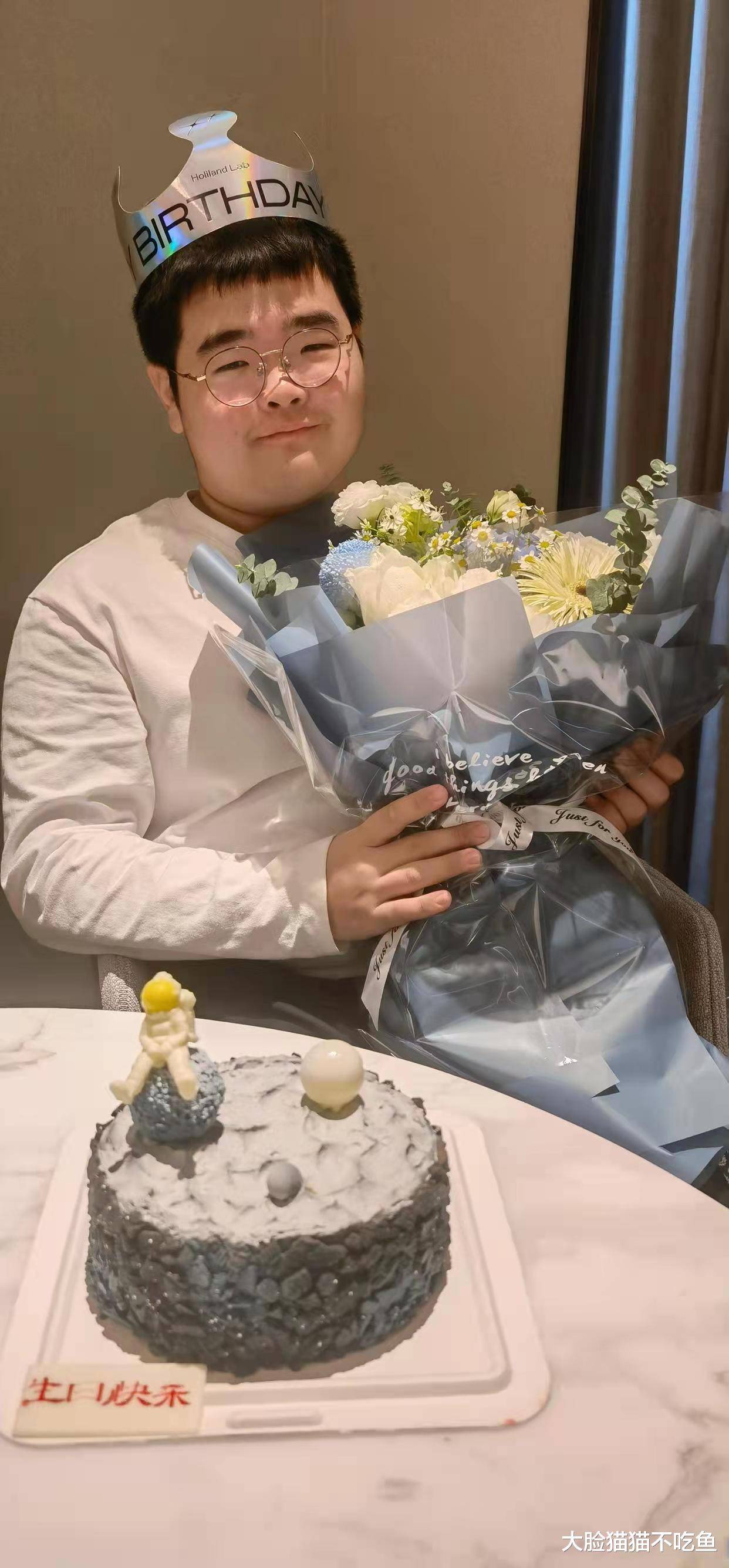 扮演者|《乡村爱情》中谢腾飞的扮演者曹桐睿晒自己13岁生日照 被网友戏称同比例长大