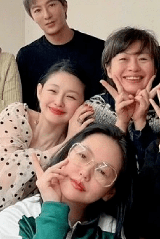 进行 大S离婚后首露面!穿波点透视装瘦回杉菜少女感爆棚,比小S还嫩