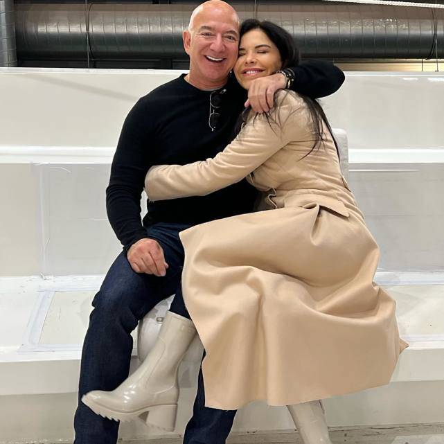身材 世界首富和未婚妻度假！51岁未婚妻穿芭比粉秀性感，相拥着太甜蜜