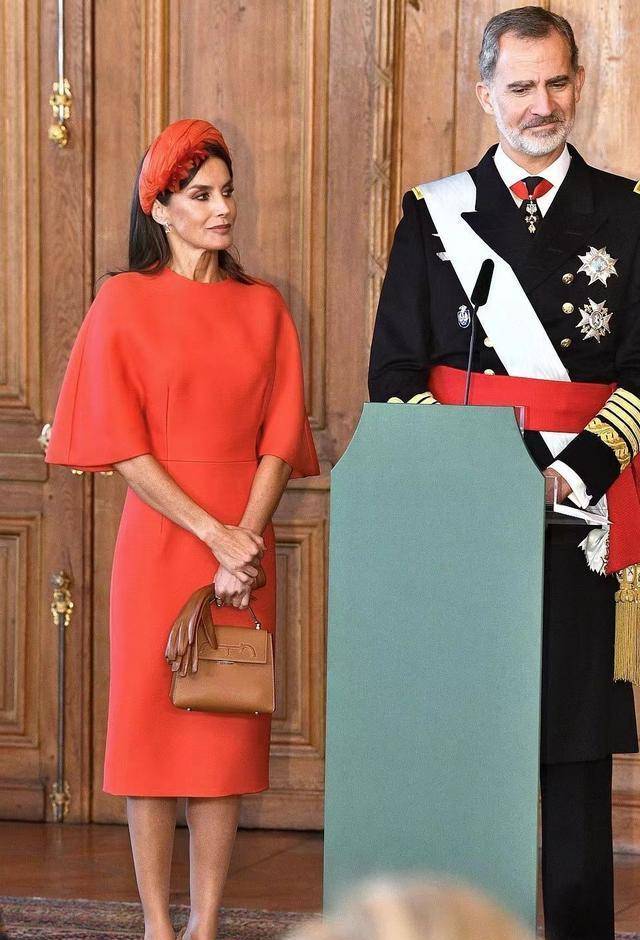 服装 西班牙王后不怕冷,竟然用“斗篷”大衣配连衣裙,为王室形象拼了