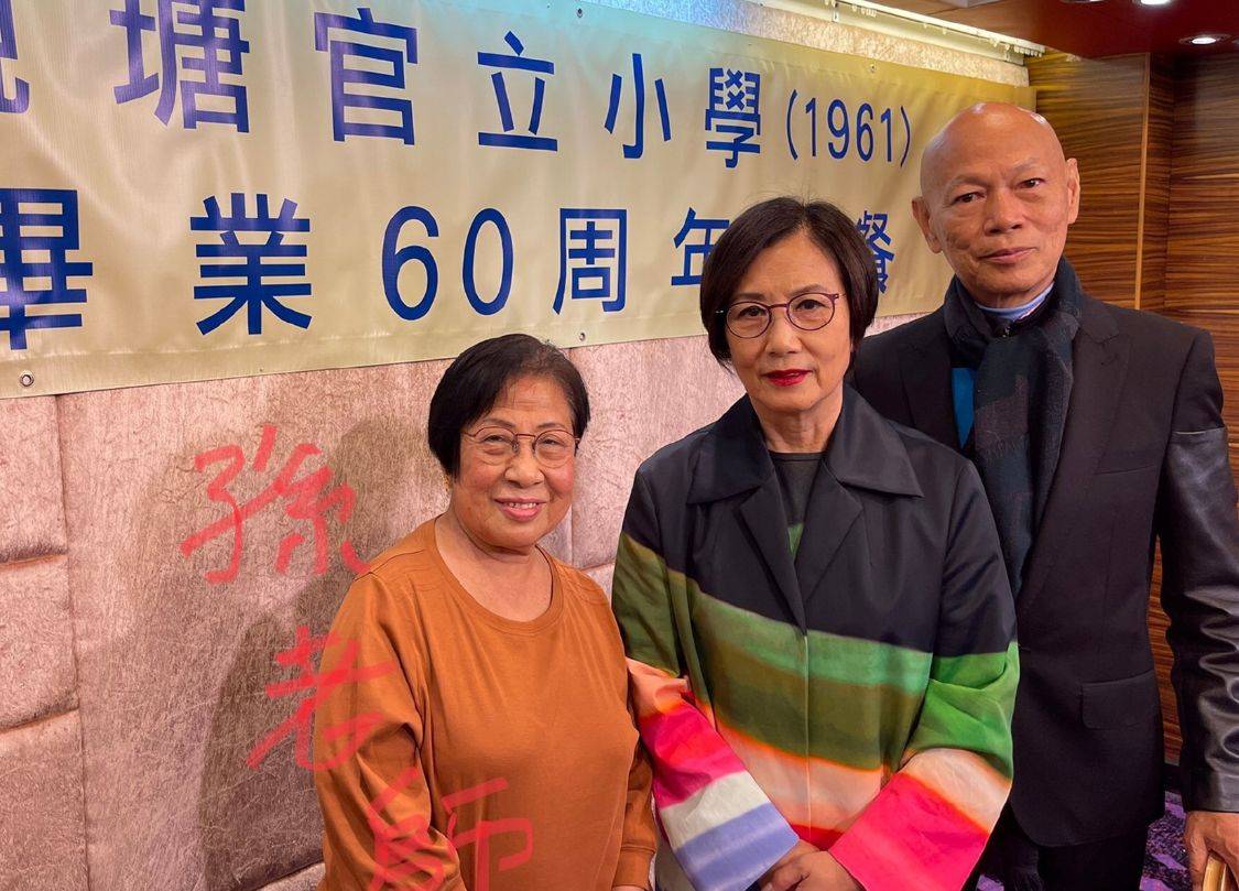 感觉74岁汪明荃参加聚会，穿西装裙配短靴好时髦，比同学要年轻漂亮！