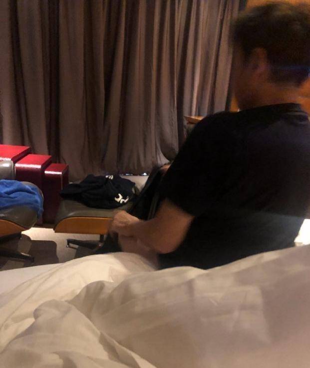 谭咏麟约粉一事再度升级,网友建议:不要再挣扎,不然实锤更多_背影