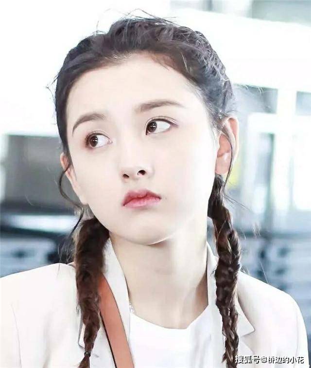 发型女人再懒也别披头散发！今年巨乖的4种“扎发”，时尚减龄显脸小