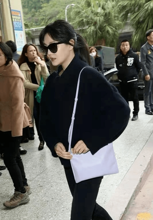 进行 大S离婚后首露面!穿波点透视装瘦回杉菜少女感爆棚,比小S还嫩