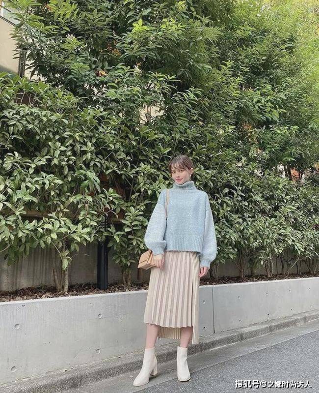 脚踝 清新的碎花连衣裙搭配栗色毛衣开衫,表达出深秋的浪漫