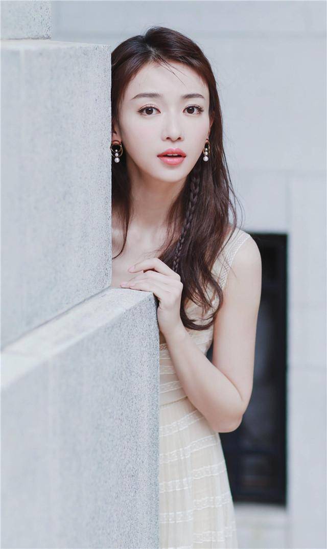 仙女 放弃A字裙吧！早春流行的是“竹竿裙”，看吴谨言就知道有多美了
