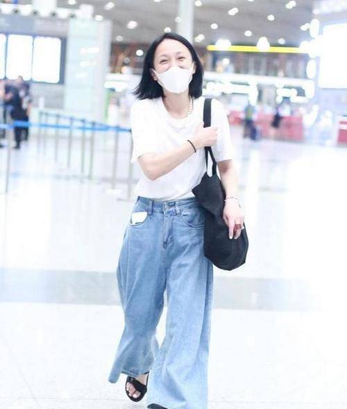 周迅 周迅素颜现身太任性,穿无袖装配条大妈裤,简单真实不做作