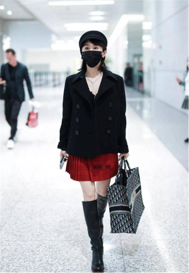 小腿肚 别再穿裸靴了，今年流行“膝盖靴”，150女生穿上后轻松显高10cm