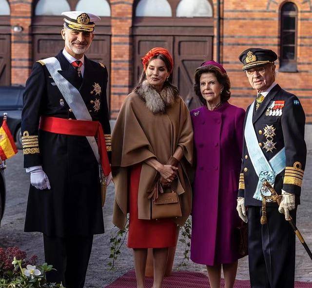 服装 西班牙王后不怕冷,竟然用“斗篷”大衣配连衣裙,为王室形象拼了