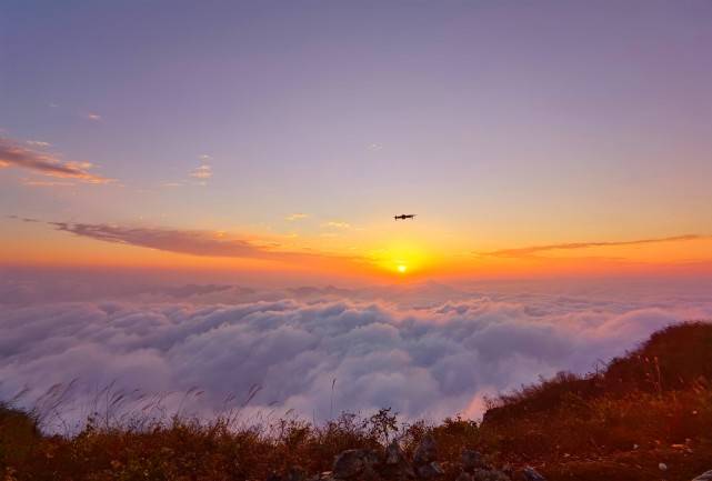 八面山，云海在脚下翻涌