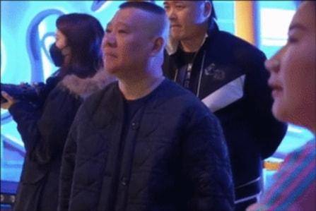 郭汾郭德纲夫妇罕见合体！王惠穿羽绒服快胖成球，郭德纲望妻眼超甜蜜