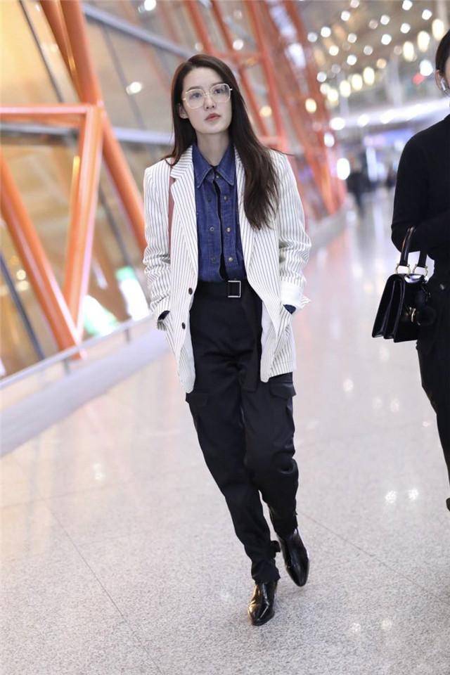 休闲风 奔三的女人尽量不要卫衣配牛仔裤!学李沁这样穿,活该你这么好看